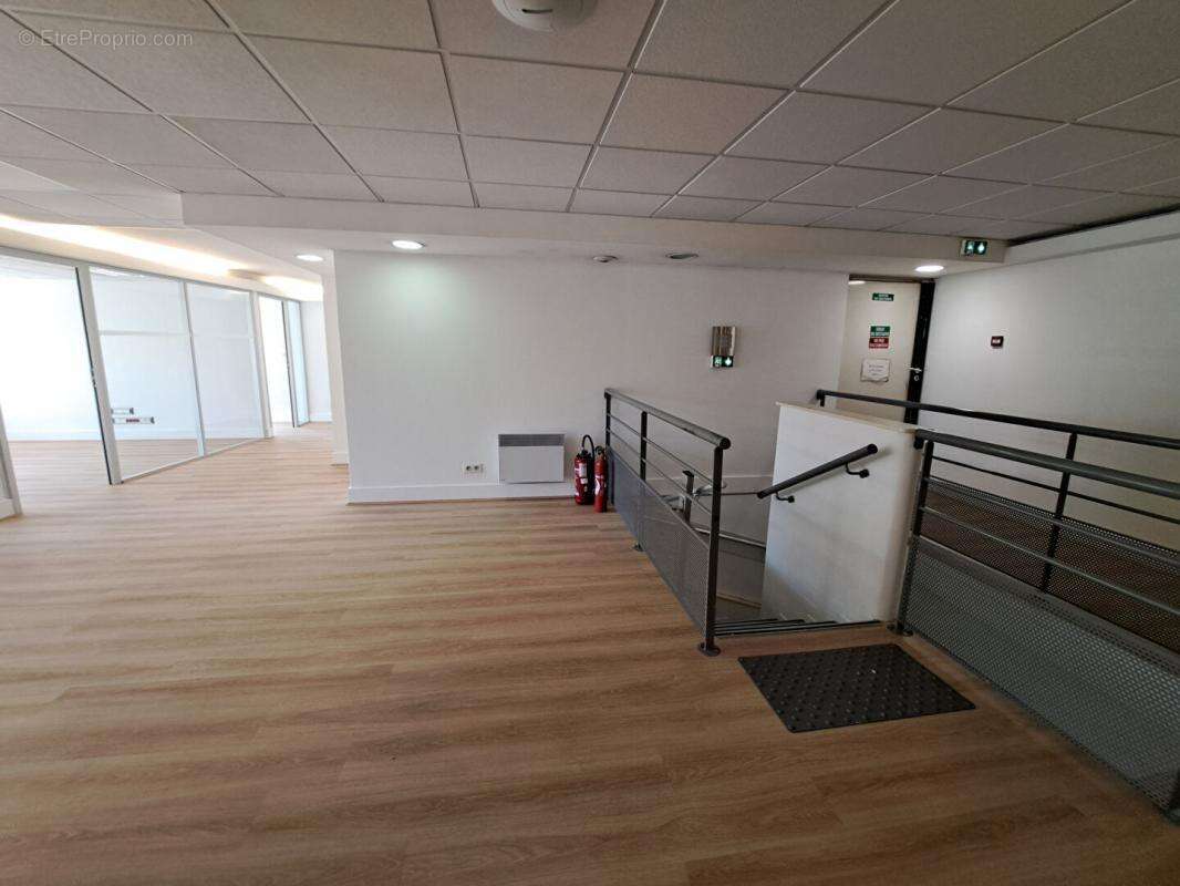Local d'activité de 213 m² à Villeurbanne au prix de vente de 491 000 - photo 4