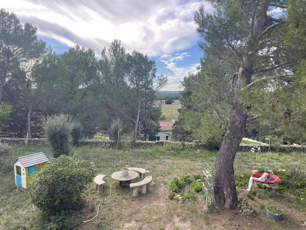 PELISSANNE Maison avec 2 logements au coeur des collines - photo 4