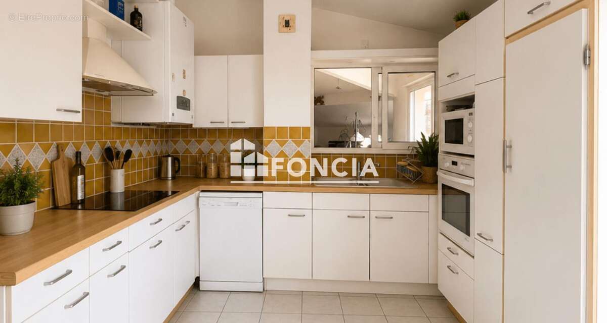 ORANGE - À VENDRE – Superbe appartement T4 de 118 m² avec terrasse, garage, parking et cave - photo 3