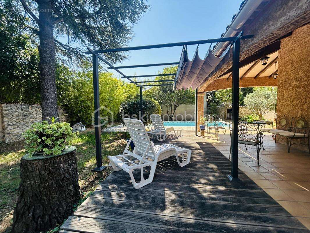 Villa avec piscine de 141 m² de surface utile sur terrain de 702 m² + garage et abris - photo 2