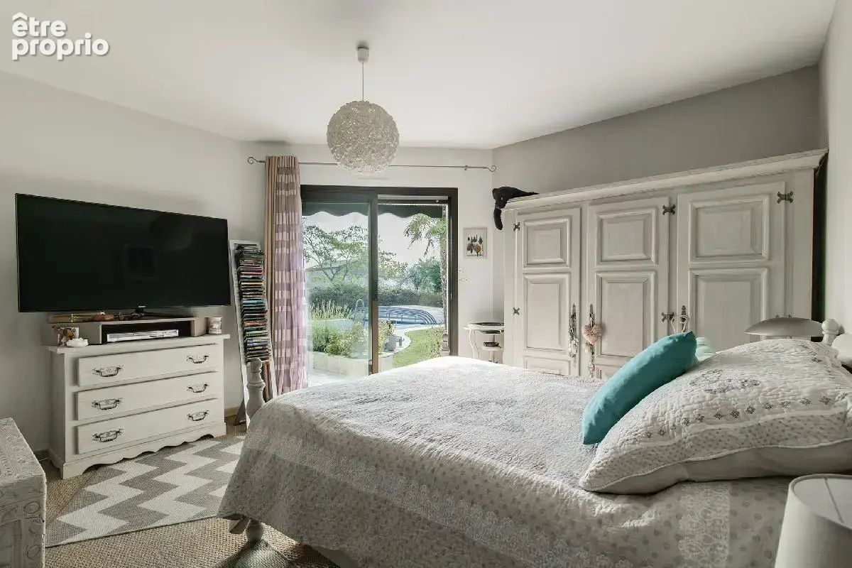 Maison de standing de 230 m², 3 chambres (possibilités 4), mezzanine, bureau, jacuzzi et piscine sur plus de 3000 m² - photo 8