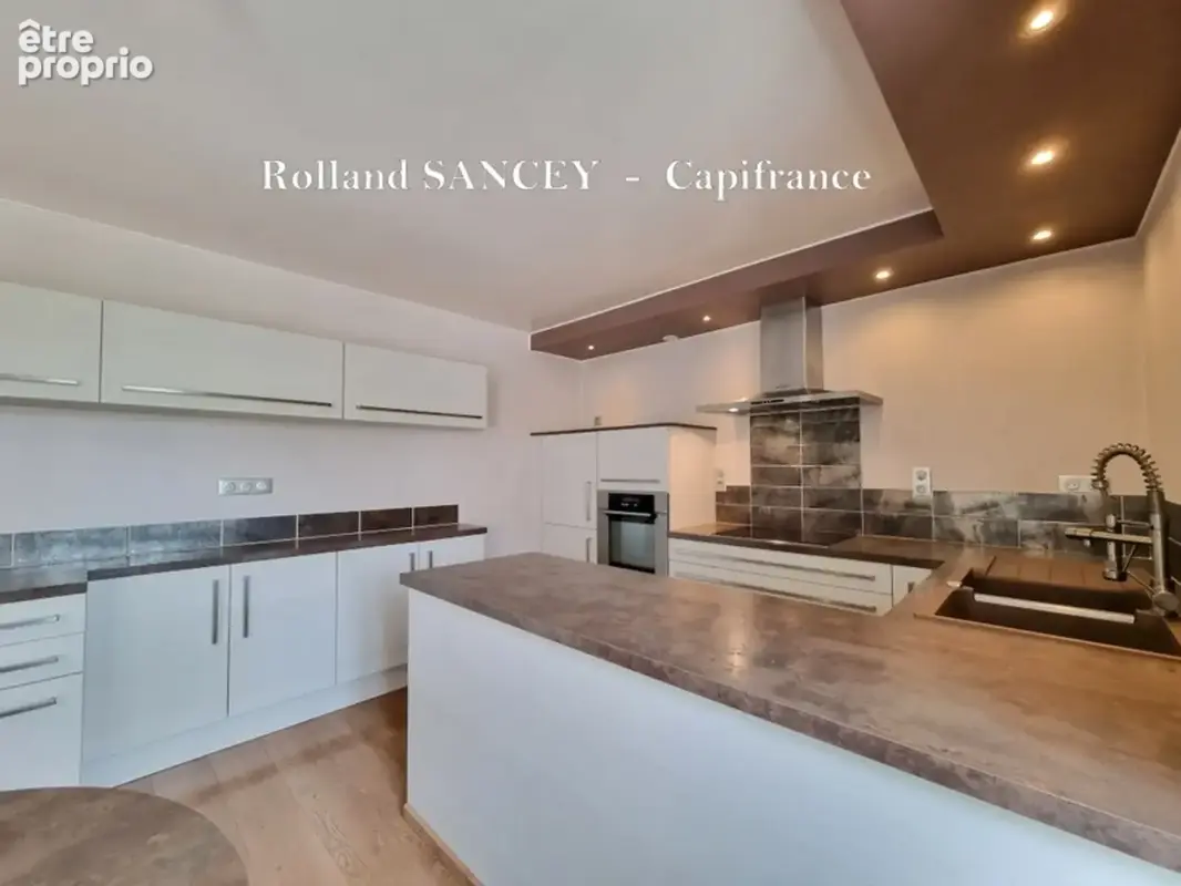 A vendre  ROYE (70) Maison avec habitation principale et logement locatif sur plus de 5800 m2 - photo 3