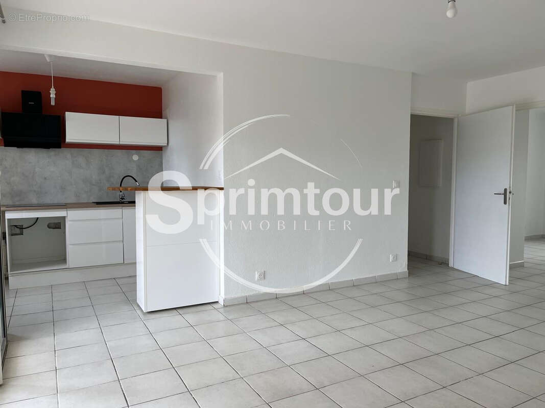 SAINT-CLAUDE - Appartement T3 rénové avec terrasse dans une résidence sécurisée avec piscine - photo 2