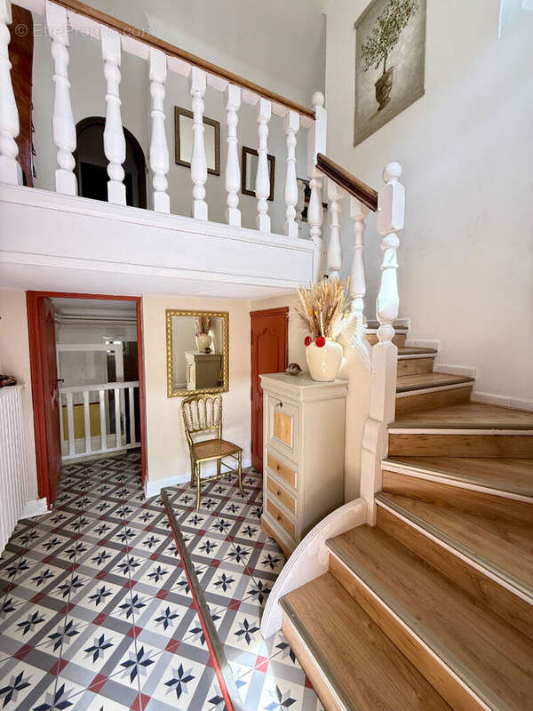 Une maison familiale où il fait bon vivre, au coeur du village de Mallemort! - photo 7