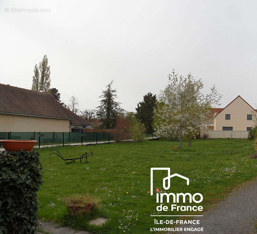 Terrain à LES ECRENNES