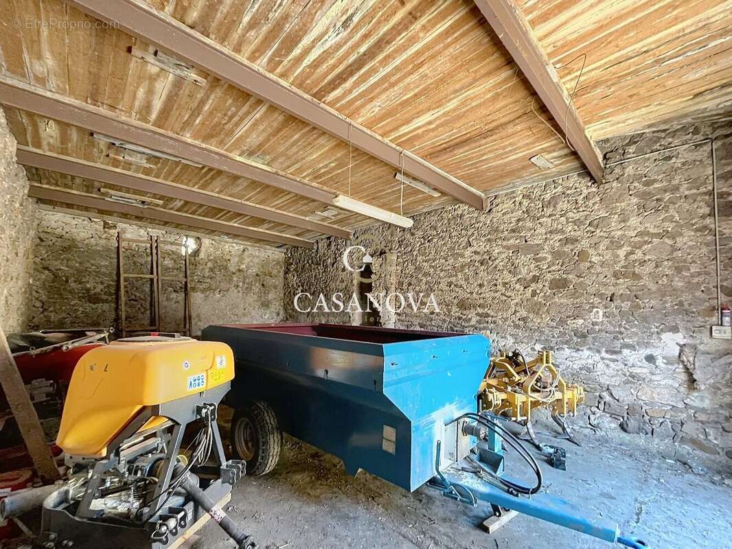A 15 min de PEZENAS, 2 bâtisses en pierre à rénover : 200 m² habitables + 140 m² garage, jardinet, fort potentiel ! - photo 9
