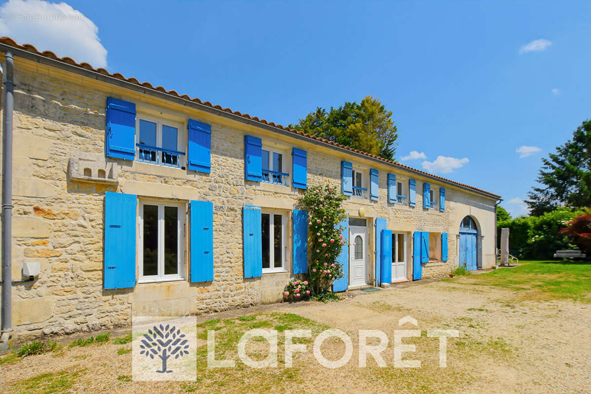 Maison à SAINT-GENIS-DE-SAINTONGE