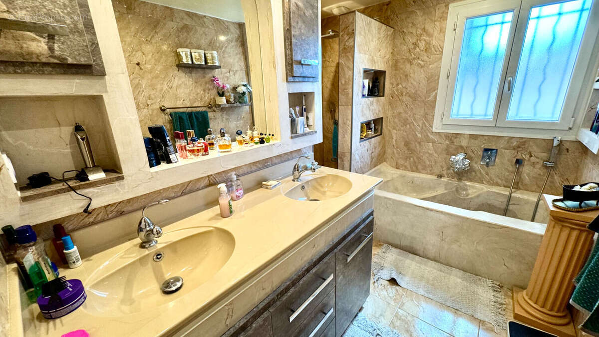 Maison à ENTRAIGUES-SUR-LA-SORGUE