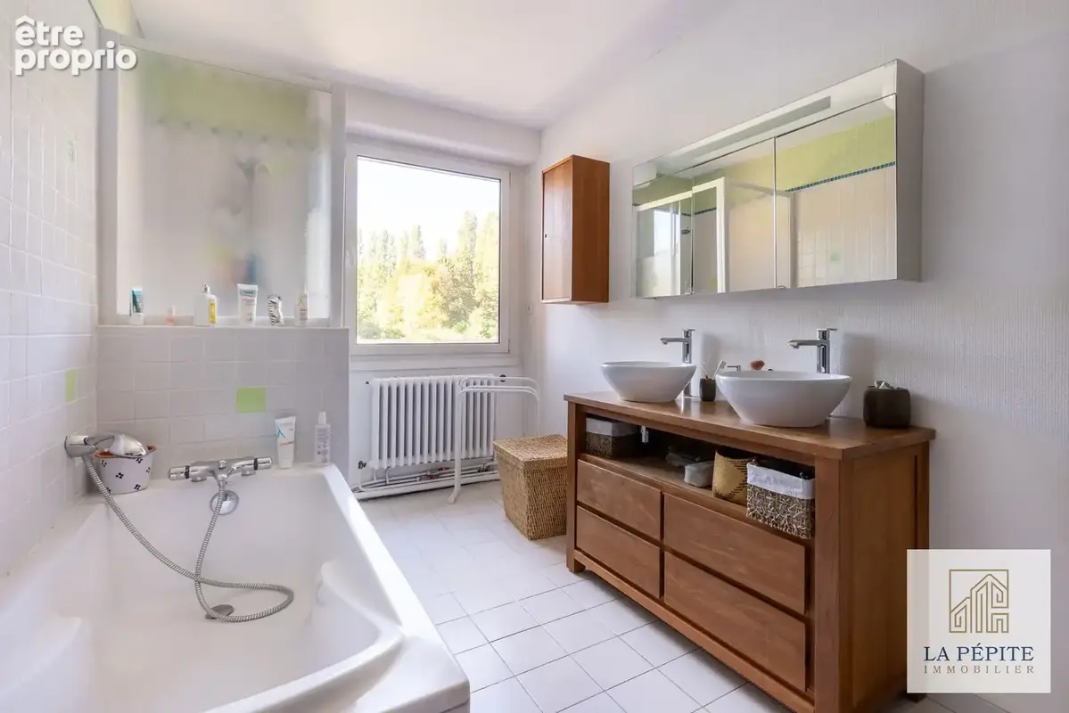 Ensemble Immobilier composé de 2 maisons d'environ 285 m2 et 55 m2, de 3 garages et d'un jardin. - photo 9