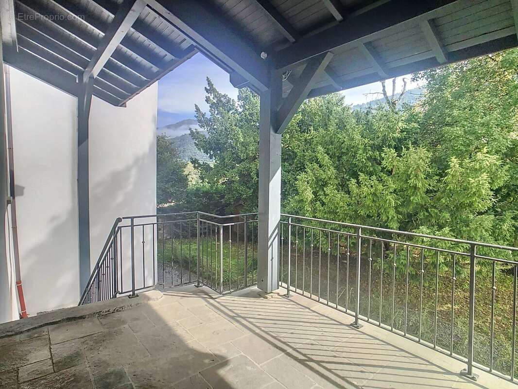 Allinges - T4 - 164 m² - Entièrement rénové - Terrasse et grand parc de 3 200 m². - photo 2