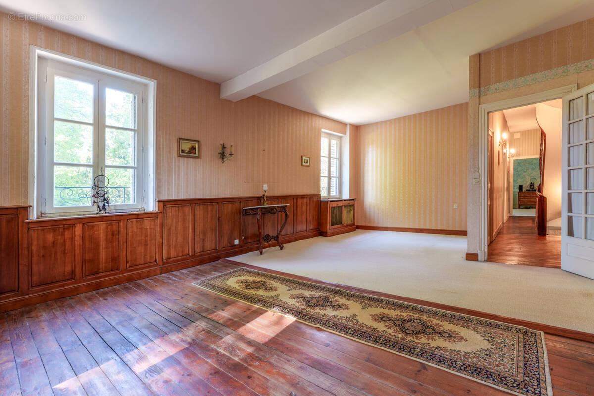 Maison à NEUILLE-LE-LIERRE