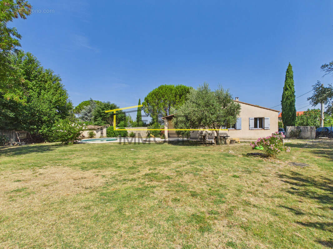 Villa de plain-pied agrémentée de sa piscine et de son cadre préservé au coeur de l'Enclave des papes! - photo 2
