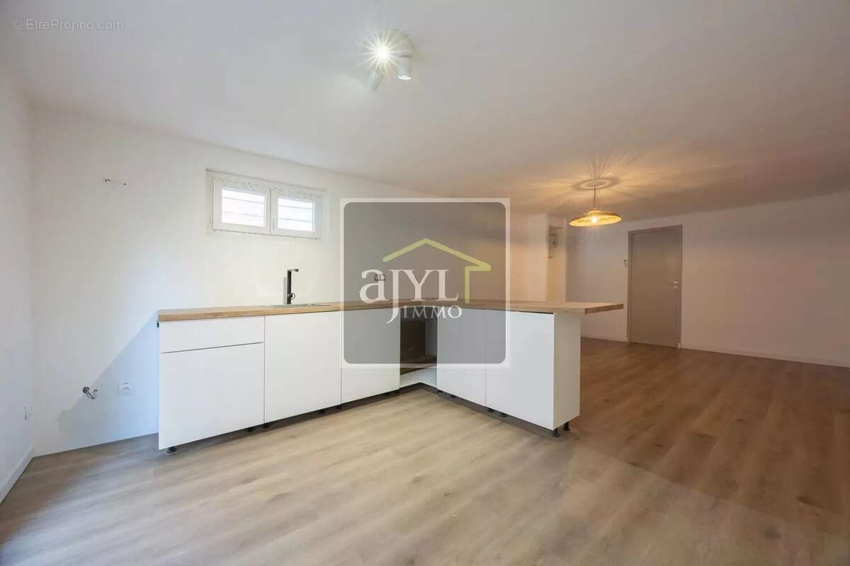 Appartement à LE PUY-SAINTE-REPARADE