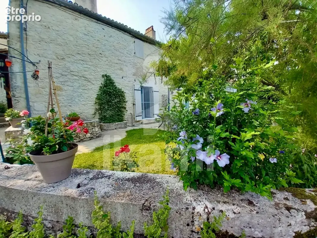 Au cœur d'un village typique, demeure de charme, avec dépendances - photo 4
