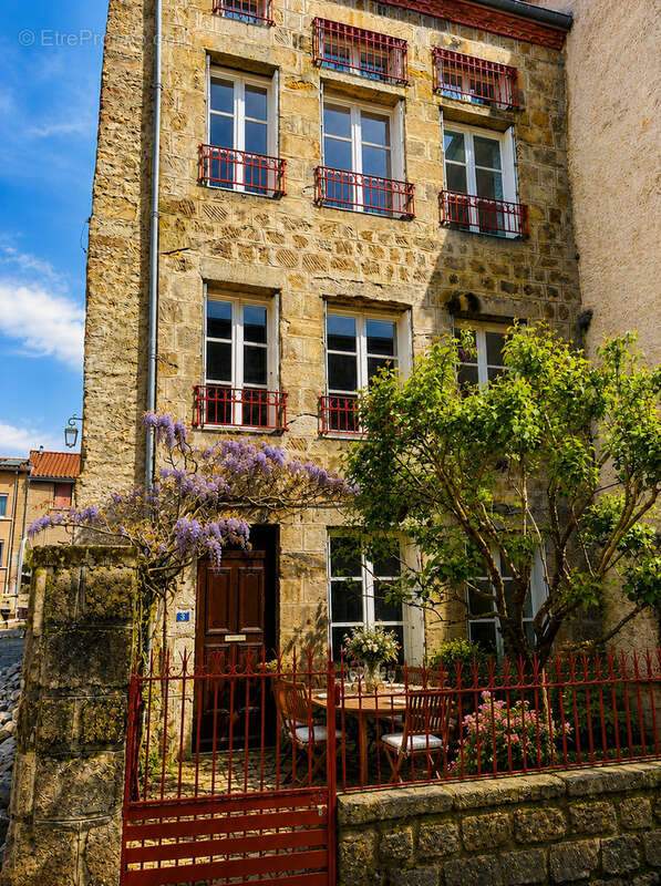 Maison de Caractère XVIIe siècle   Pierres - Plus de 160 m2 exploitables   2 Cours - Proche Monistrol s/Loire - photo 2