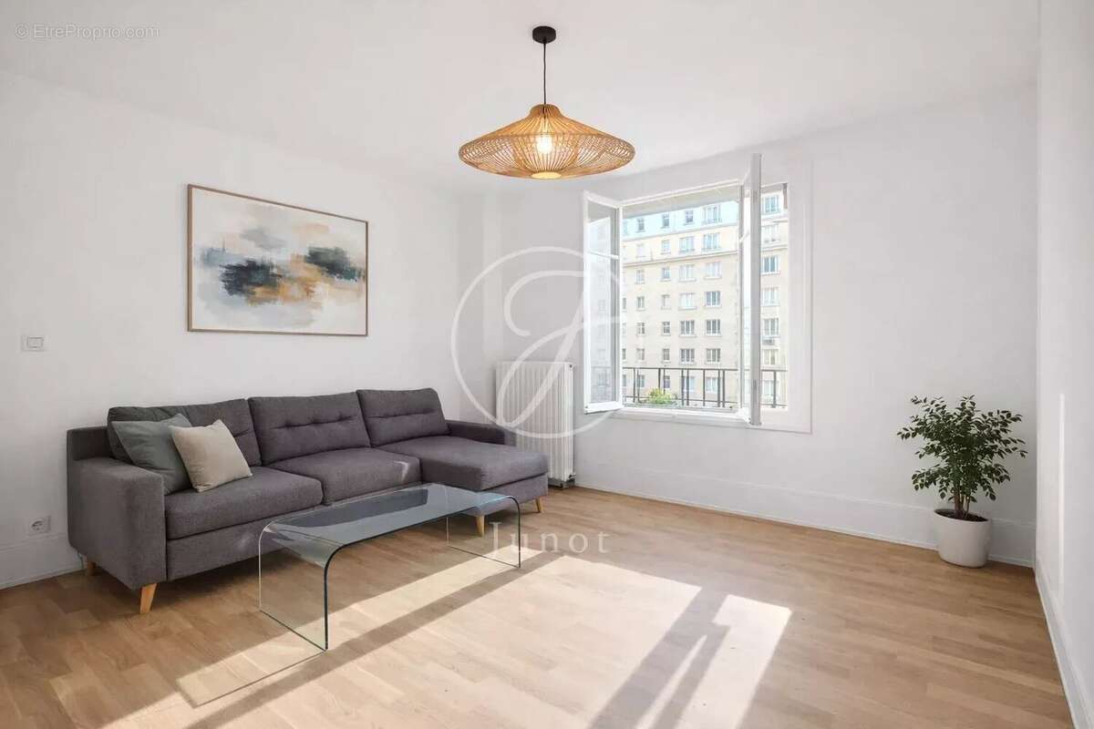 Appartement à PARIS-16E