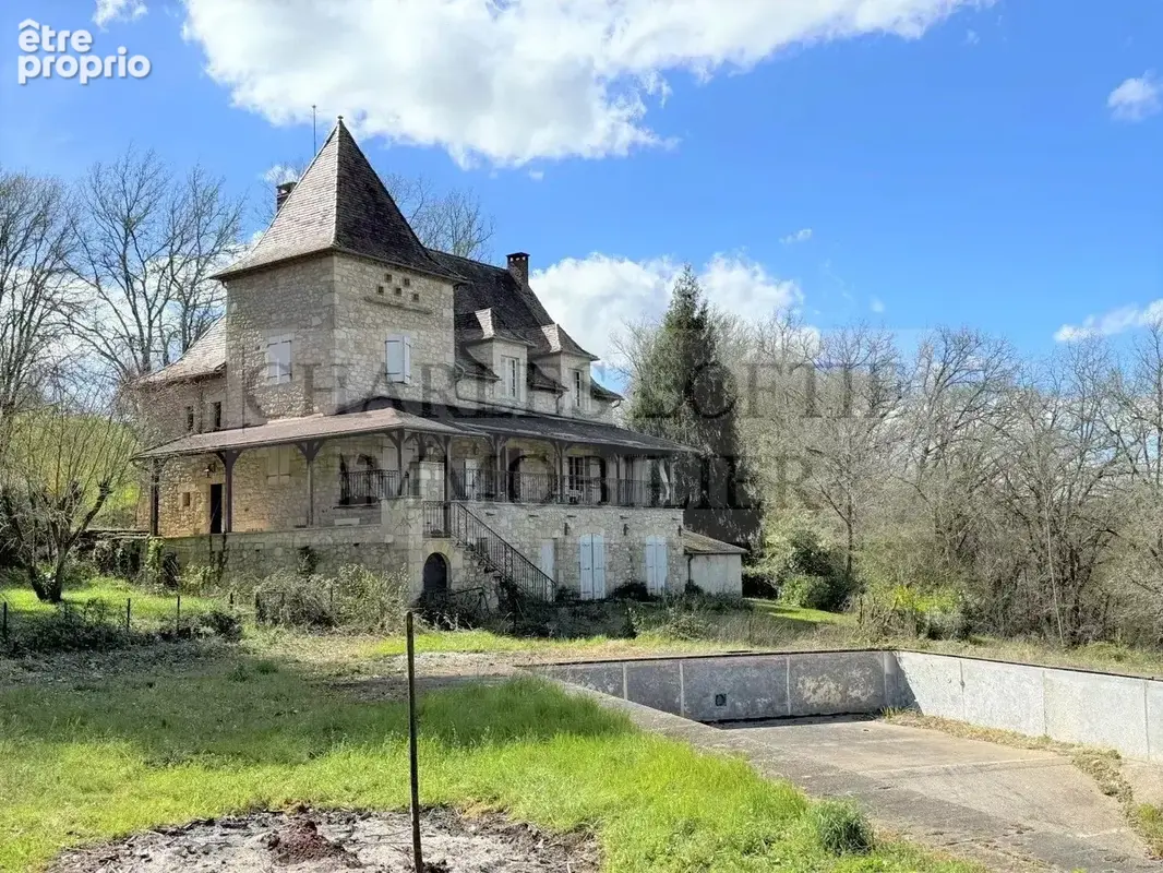 Belle demeure à remettre au goût du jour, nichée dans son parc de plus de 7200 m², avec piscine. - photo 3
