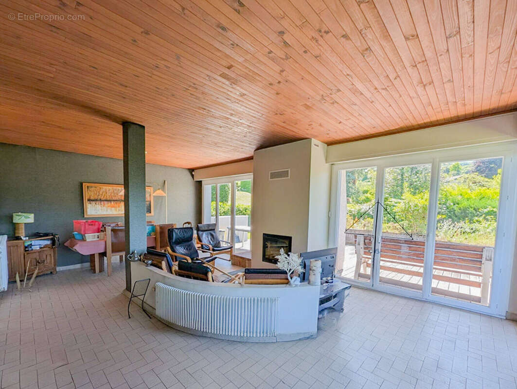 Maison à PUGNY-CHATENOD