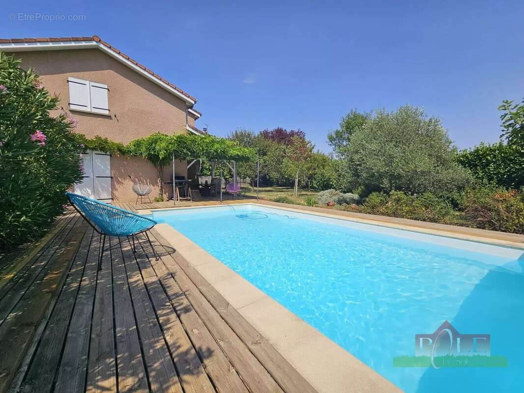CHUZELLES, Villa T6 de 150m², terrain de 1000m² avec piscine. - photo 23