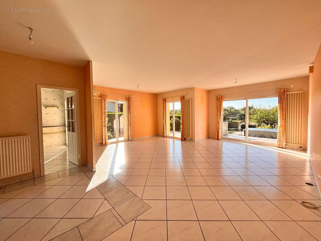 Maison à GREZIEU-LA-VARENNE