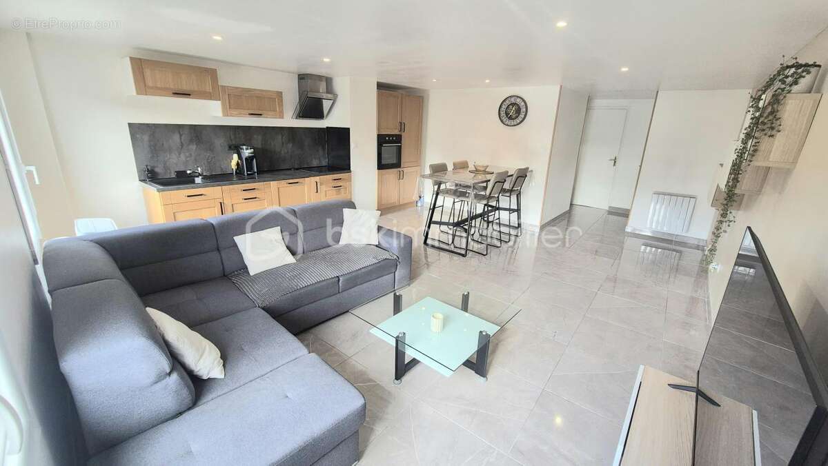 Appartement à SOLLIES-PONT