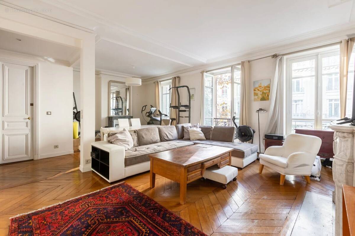 Appartement à PARIS-16E