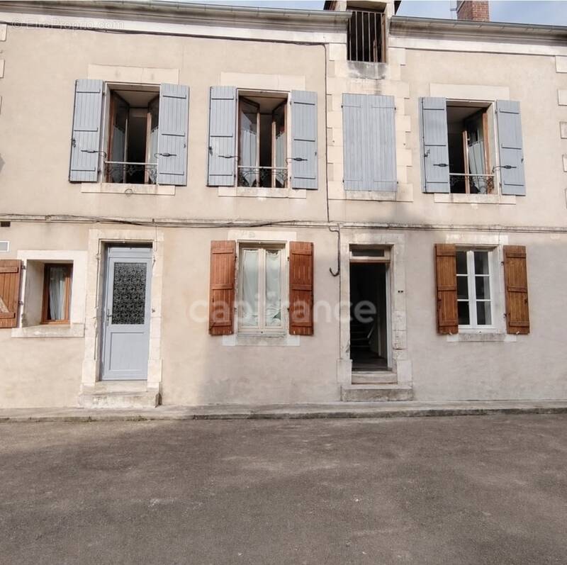 Appartement à COULANGES-LA-VINEUSE