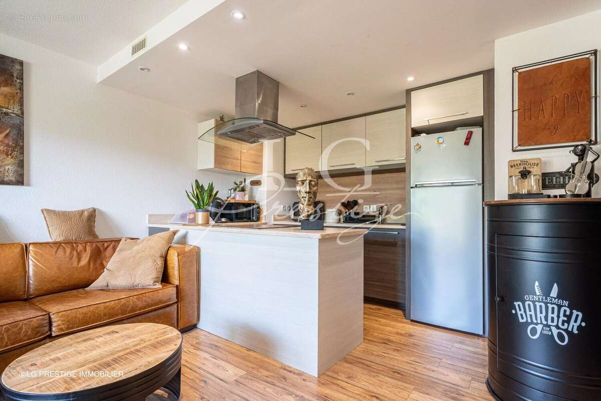 Appartement à LA ROQUETTE-SUR-SIAGNE