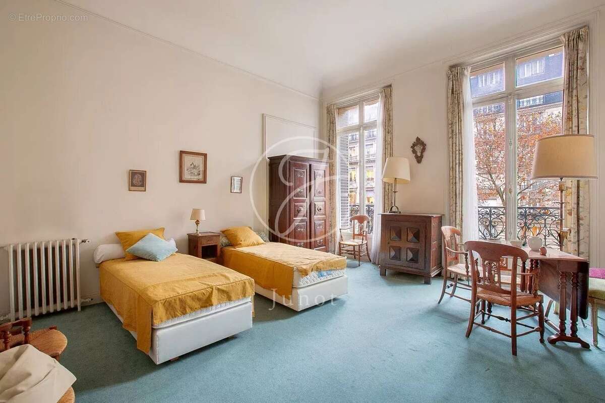 Appartement à PARIS-16E
