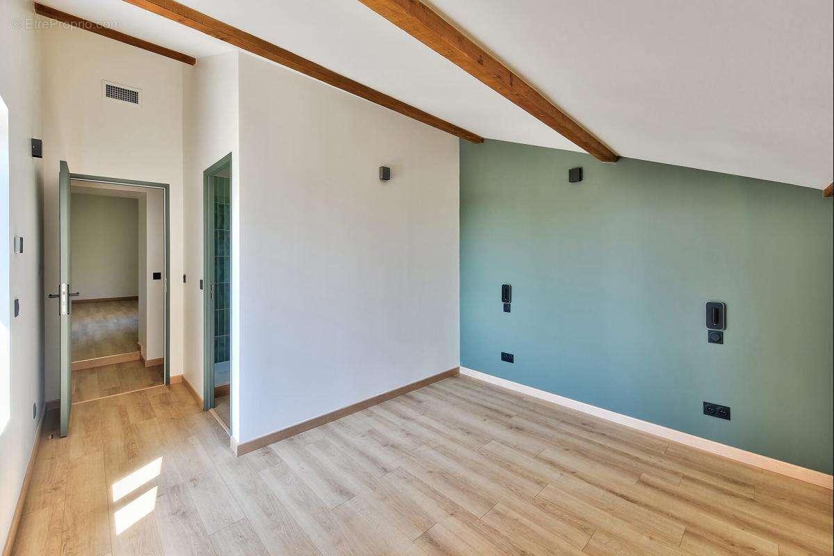Maison à NEYRON