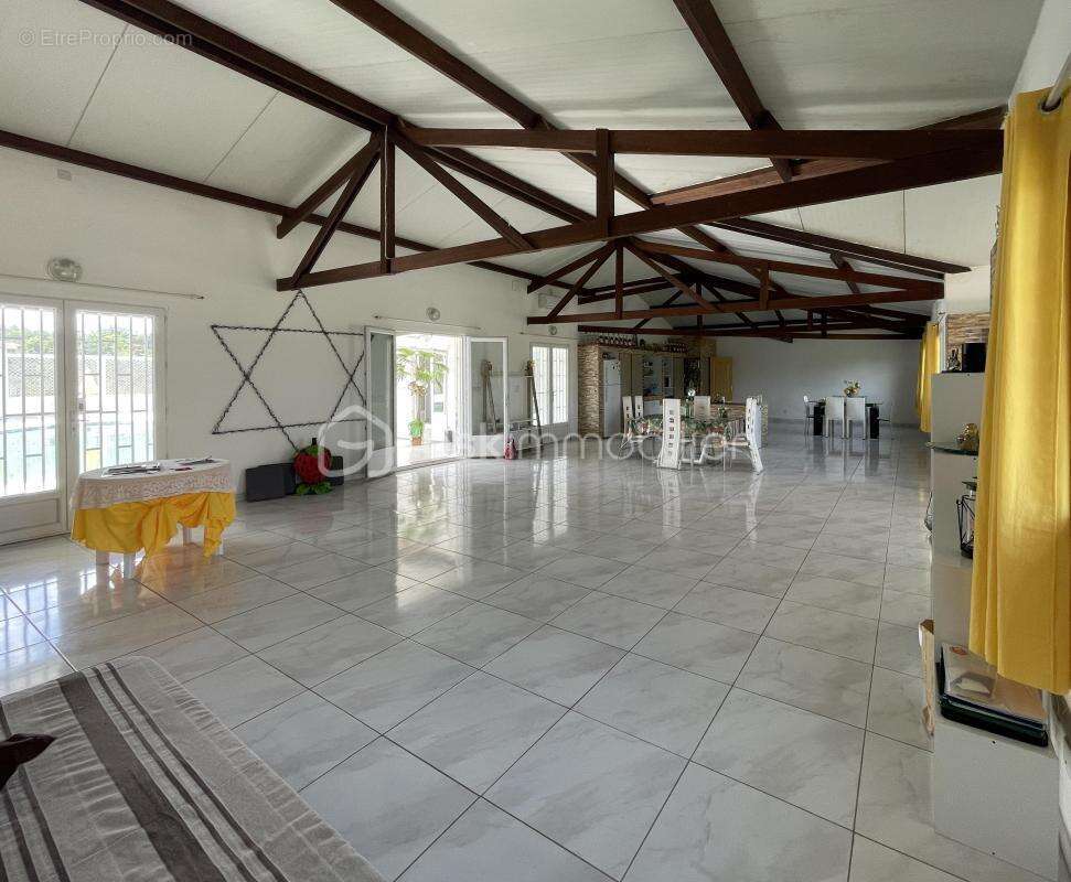 97310 – kourou – propriété d’exception sur 2,6 hectares – maison 5 pièces – piscine – suite parentale – 3 chambres de 21 m² avec - photo 2