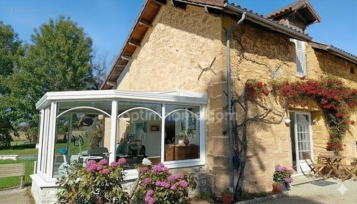Deux maisons et pleins d'opportunités ! + - photo 3