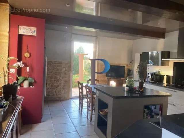 Maison à POUILLY-SOUS-CHARLIEU