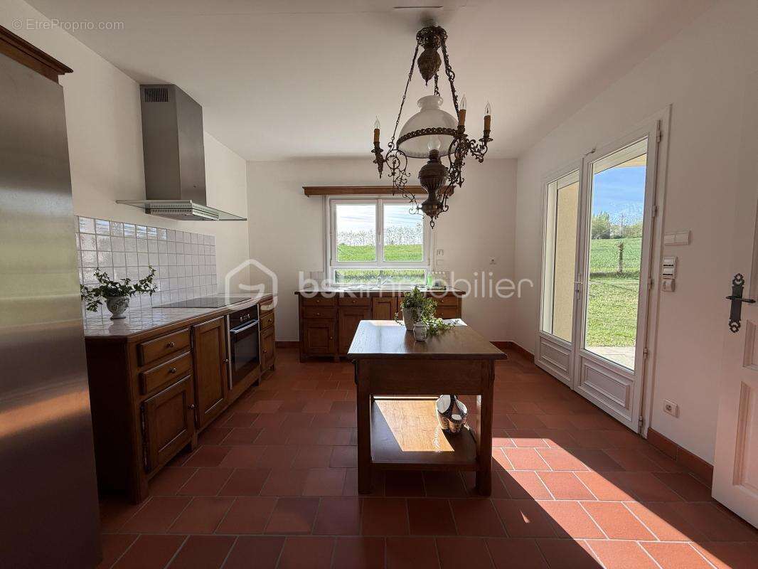 Maison familiale de 135 m² – Plein pied – Sous-sol complet – Terrain de 3 000 m² – DPE C - photo 3