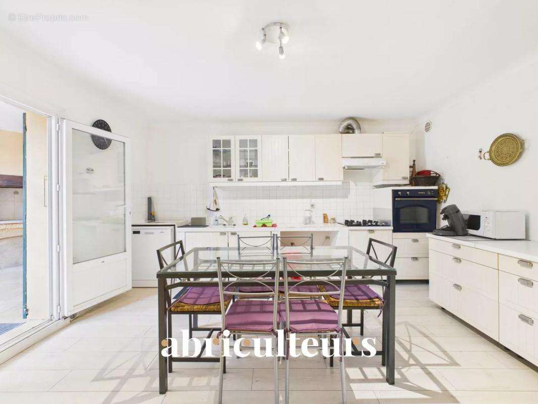 Maison à LA ROQUE-D&#039;ANTHERON