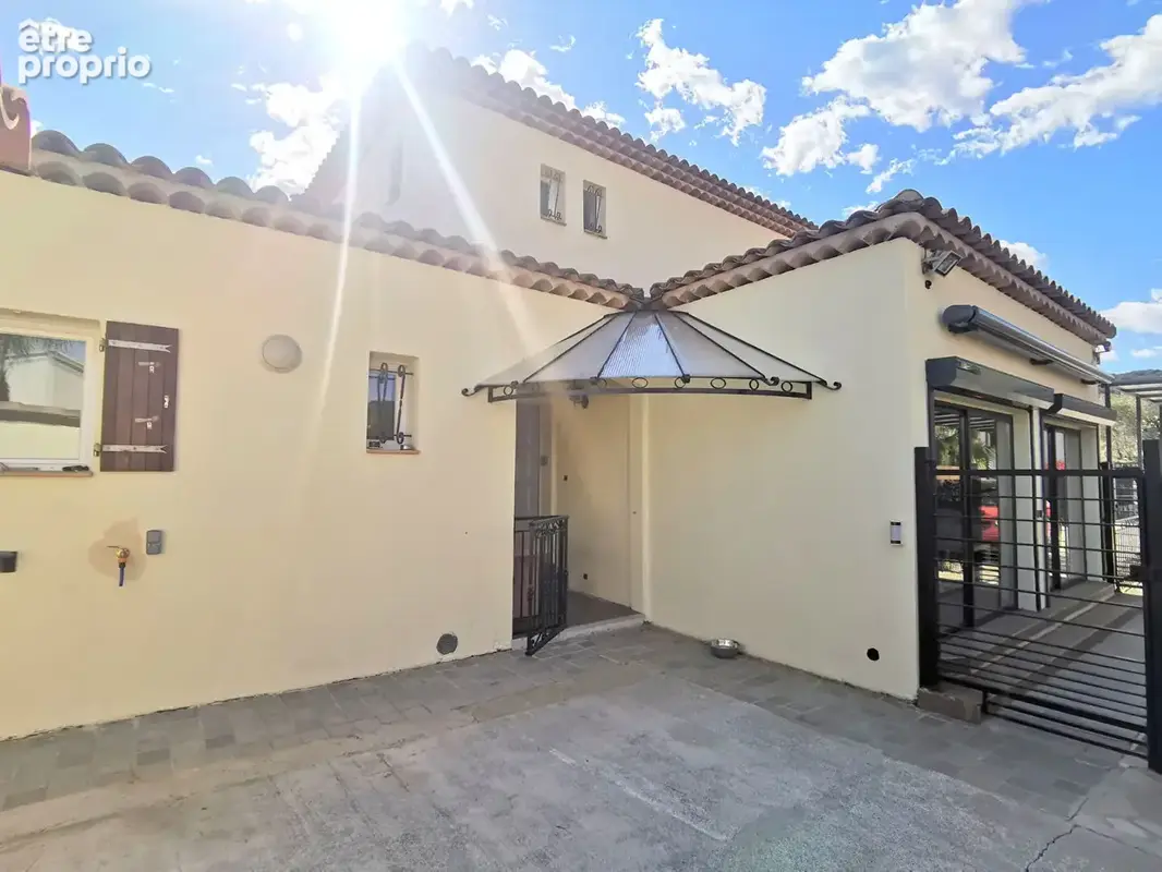 Villa récente en parfait état avec studio indépendant et garage. - photo 14