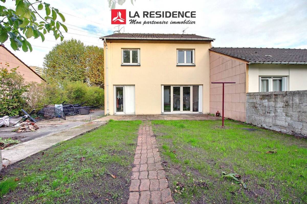 Maison à SAINT-ETIENNE-DU-ROUVRAY