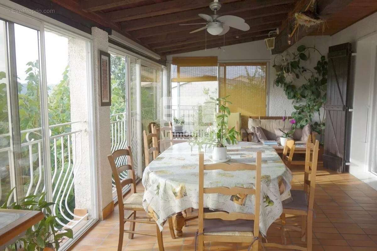 Maison à LAUDUN-L'ARDOISE