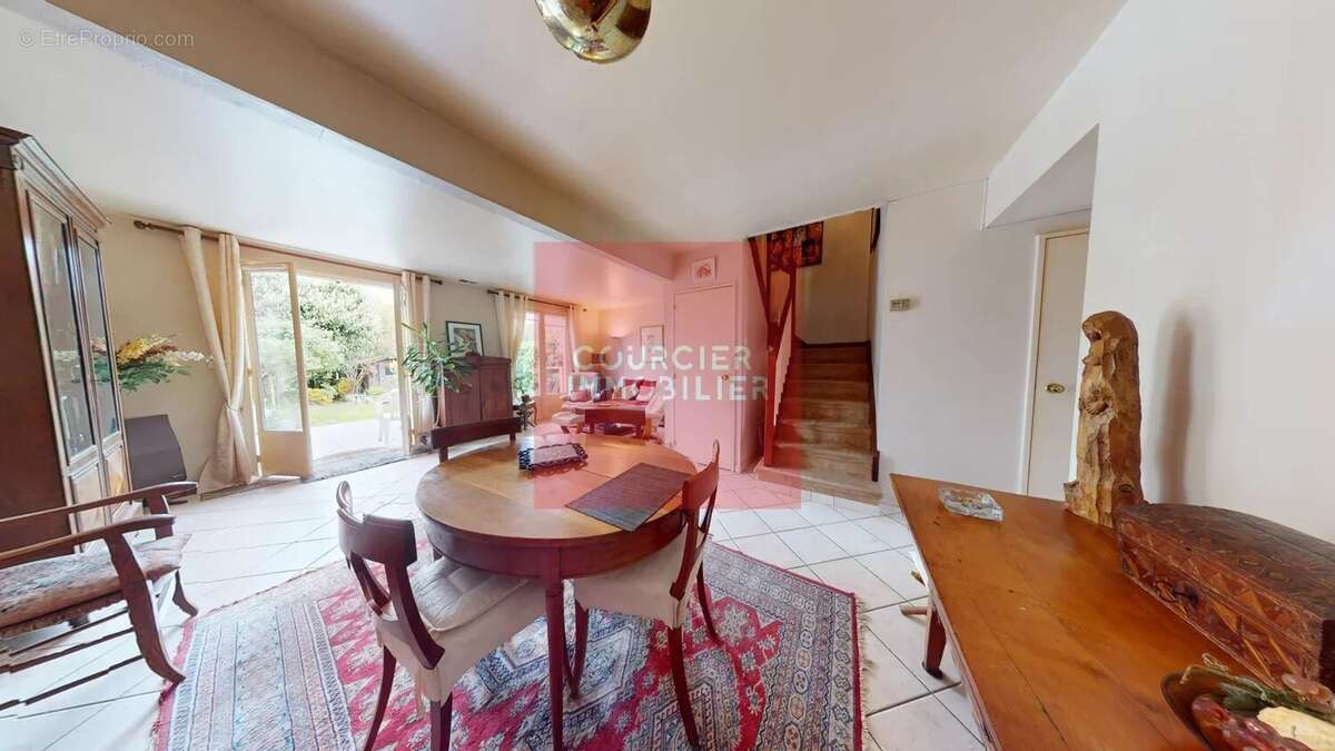 Maison à LE MESNIL-SAINT-DENIS