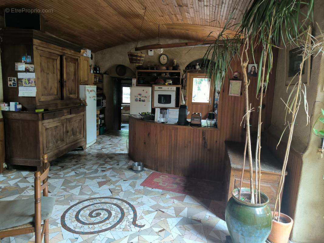 Maison en pierre  de 126 m2 terrain 5781 m2 + dependances+ gite - photo 6