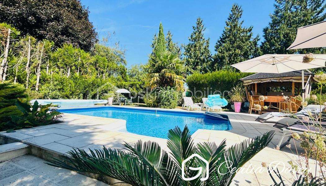 *** Véritable havre de paix pour cette magnifique Maison de caractère avec son beau jardin arboré et sa piscine sans aucun vis-à - photo 11