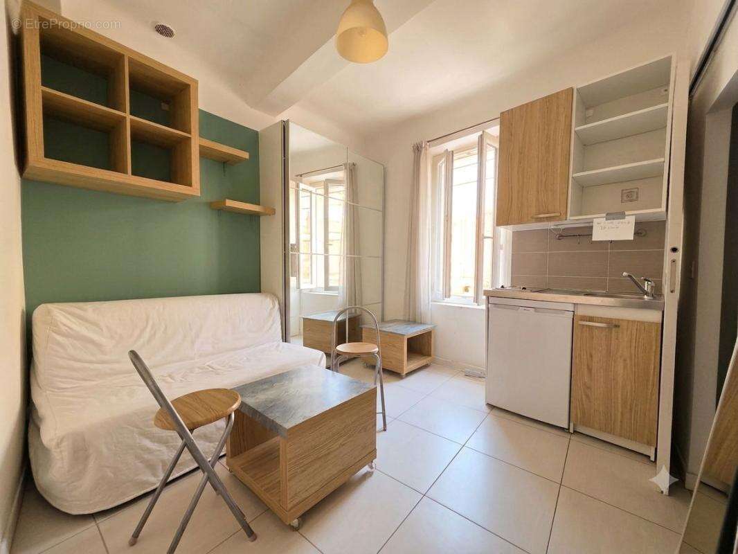 A DEUX PAS DU PORT DE SANARY SUR MER - Ensemble T2 + Studio au fort potentiel locatif - photo 5