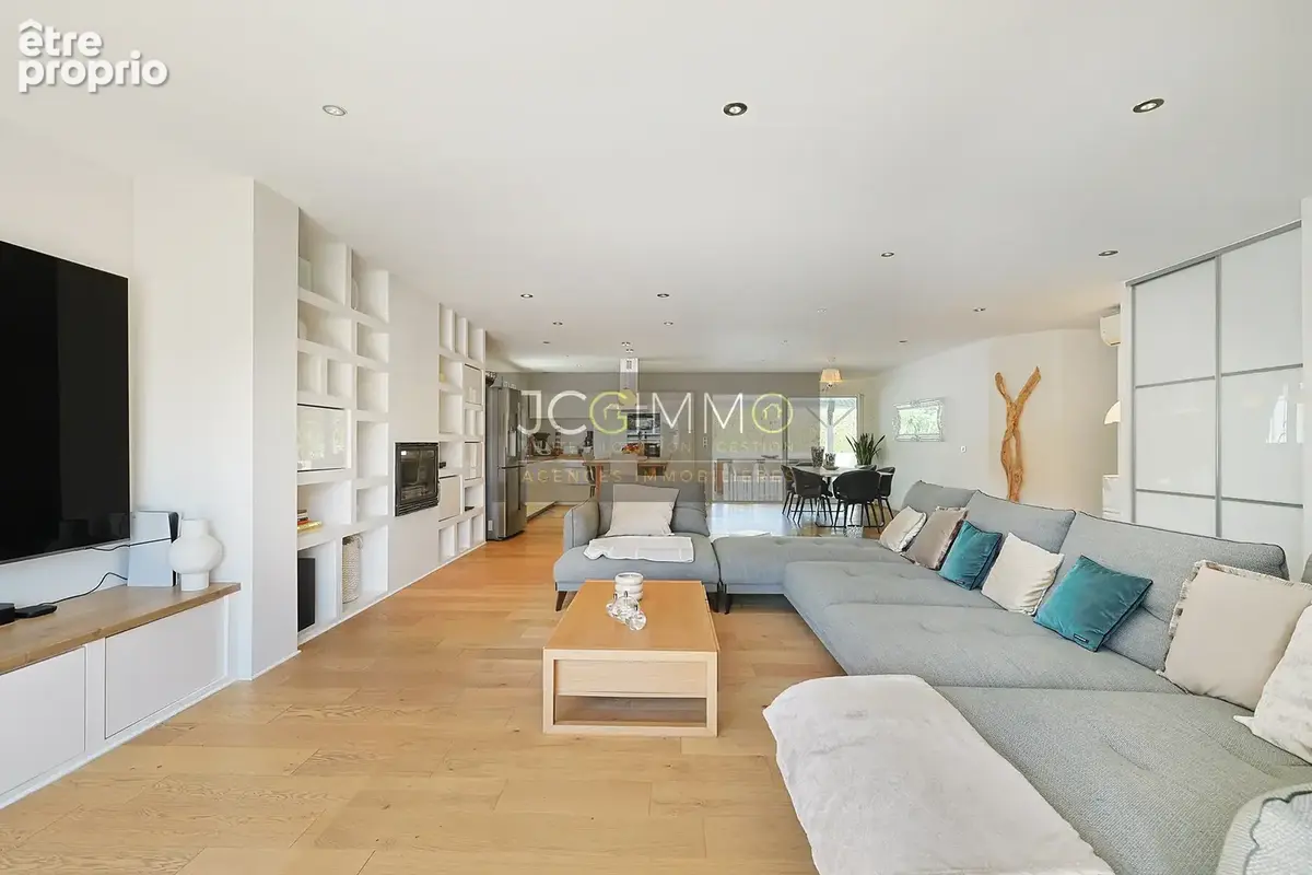 Villa de plain-pied + garage et piscine traditionnelle, bar, pool-house, et nombreuses annexes - photo 6