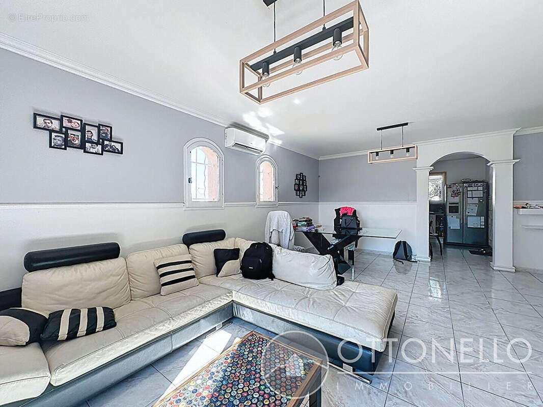 Maison à ROQUEBRUNE-SUR-ARGENS