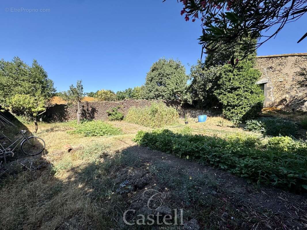 *** terrain constructible 370 m² à pomérols  terrain piscinable avec puits au cur du village *** - photo 2