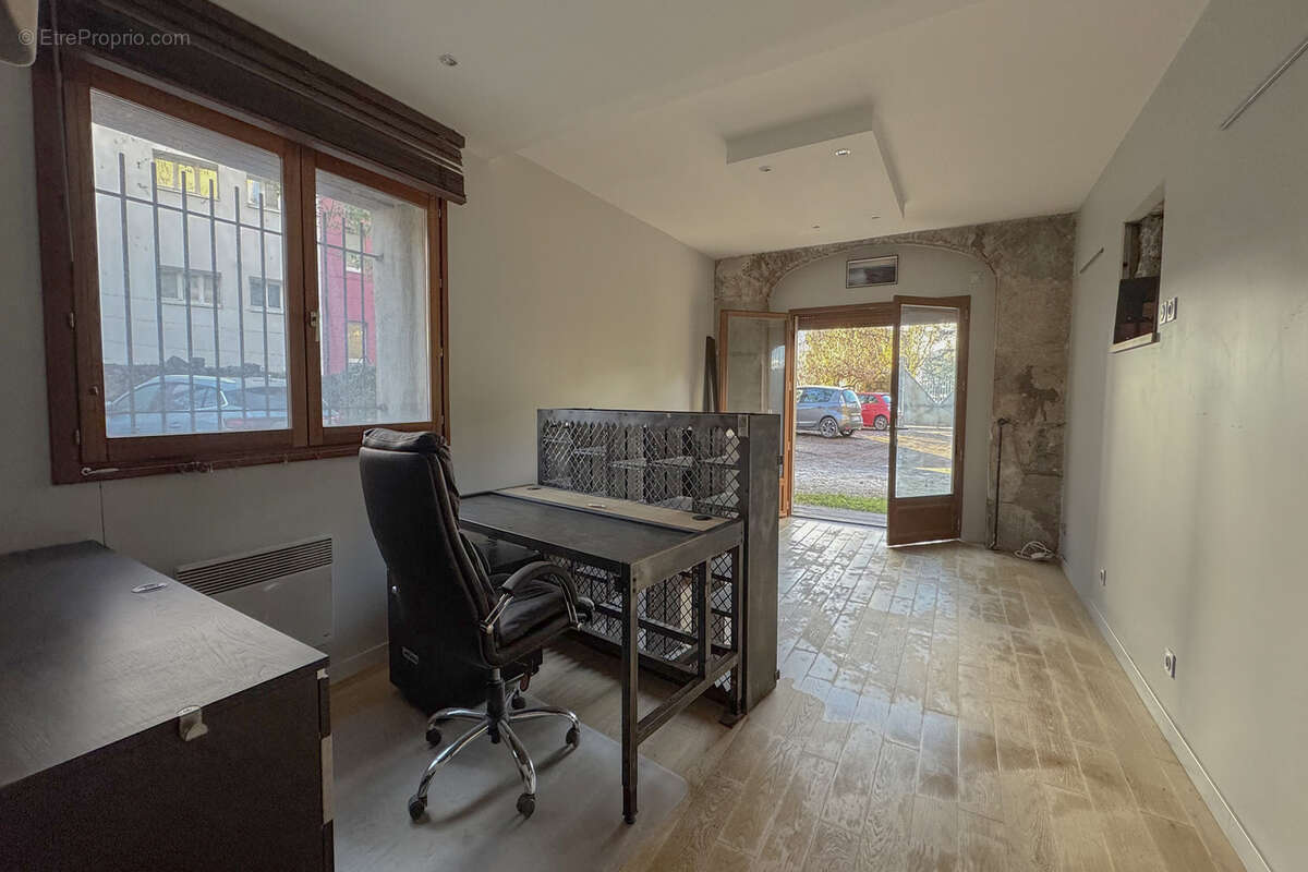 n°12 - Commerce à SAINT-EGREVE