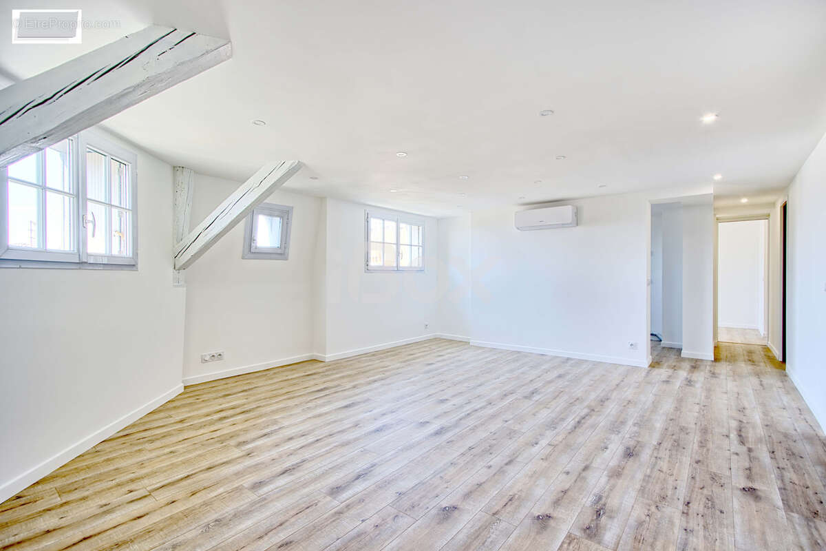 Toulon Haute ville dans belle copropriété avec ascenseur appartement rénové en dernier étage - photo 7