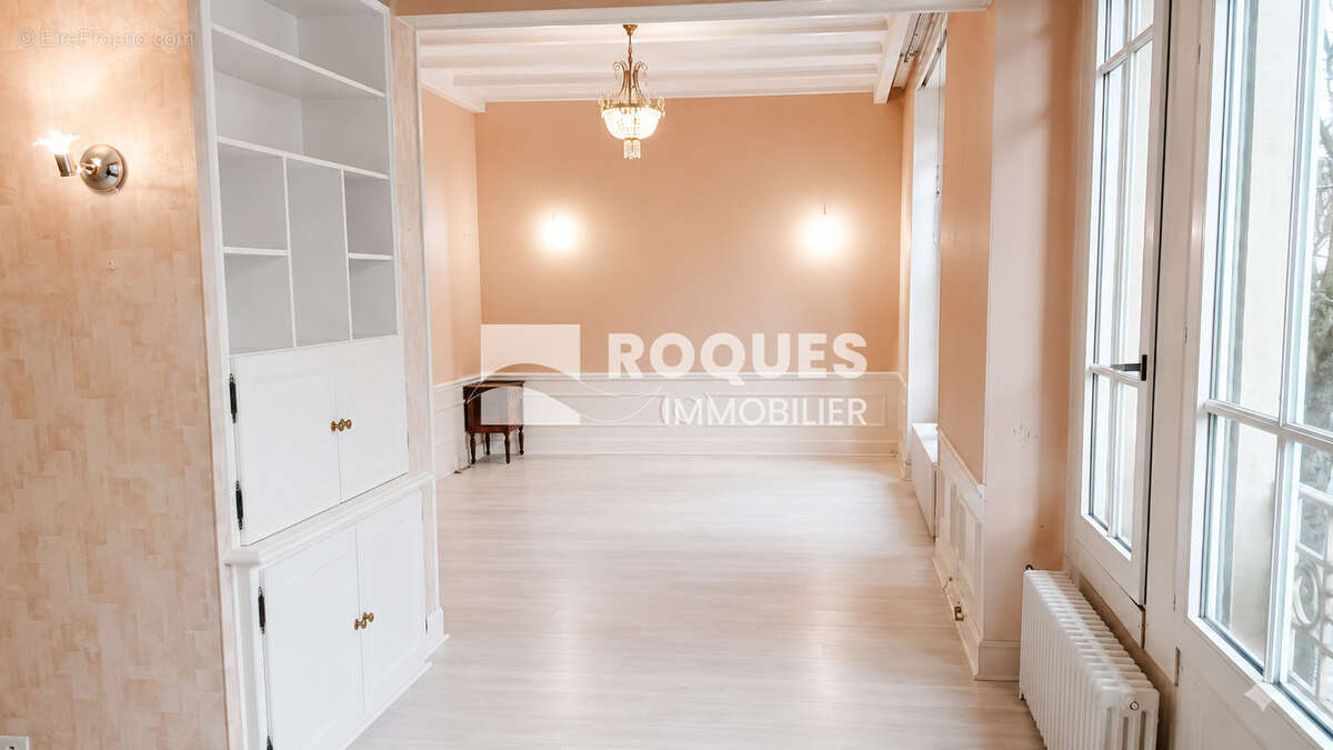 Maison de caractère à découvrir dans un quartier recherché, à proximité des écoles et du centre ville - photo 4