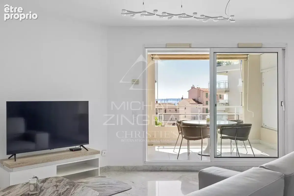 Exclusivité - Golfe-Juan – Appartement traversant rénové avec terrasse, piscine et parking - photo 2