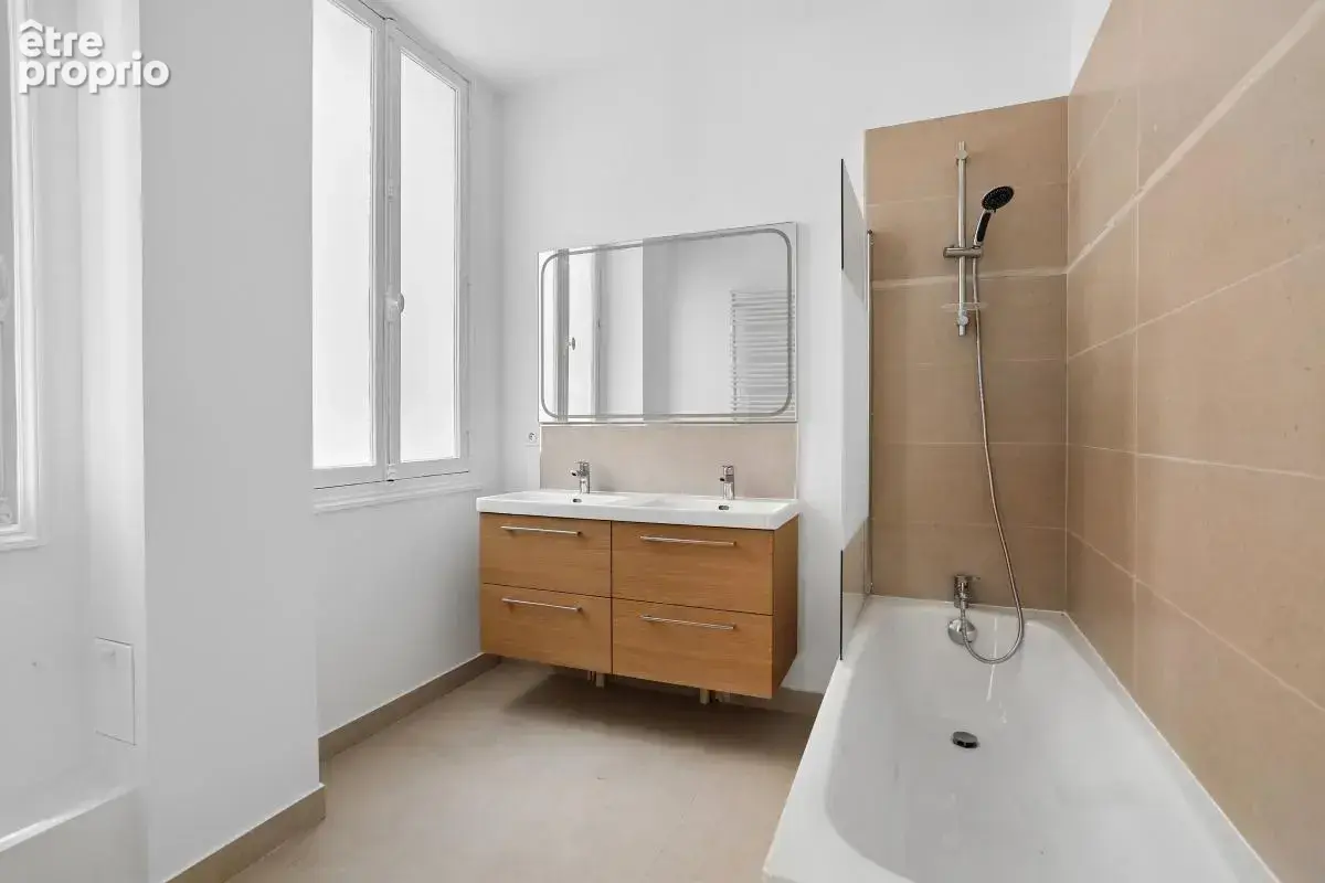 Paris XVIe – Avenue Victor Hugo / Arc de Triomphe - Appartement d'exception, cachet et volumes - photo 5